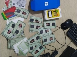 Polícia apreende 27 RGs após mulher apresentar documento falsificado, em Maceió