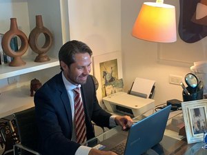 Alagoas recebe mais 33 mil doses de Coronavac, informa Pedro Vilela