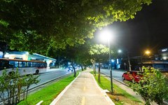 Nesta primeira fase, a partir da Praça Centenário, no bairro do Farol, serão instalados 330 dos 1100 postes previstos para iluminar os 7,5km da ciclovia, com postes com altura de 4,5 metros e do tipo