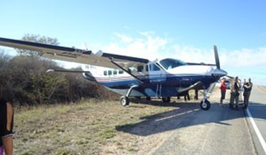 Avião de Amado Batista faz pouso forçado em rodovia da BA