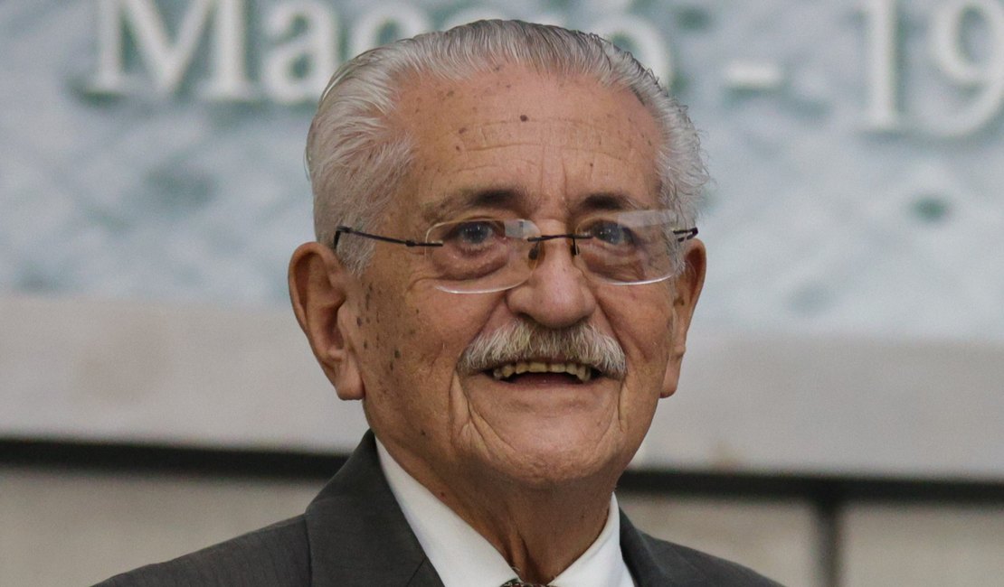 Assembleia aprova homenagem a servidor que dedicou 65 anos ao Legislativo