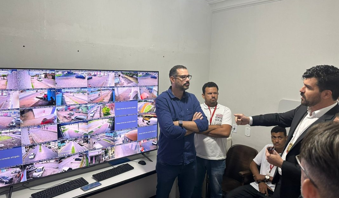 Delegado regional e comandante do 11º BPM visitam central de videomonitoramento da Prefeitura de Penedo