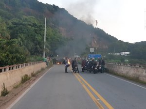 Moradores fecham BR-424 para cobrar obras de pavimentação em povoado