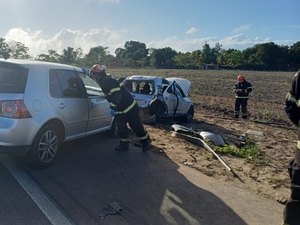 [Vídeo] Colisão entre três carros deixa feridos na BR-316, em Atalaia