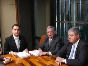Advogados de Temer entregam defesa à Comissão de Constituição e Justiça