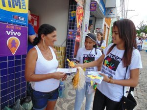 Estudantes limoeirenses realizam blitz educativa sobre o combate à exploração sexual infantil