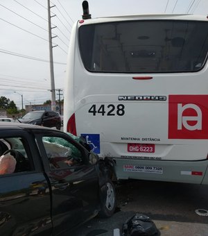 Acidente entre carro e ônibus deixa três crianças feridas