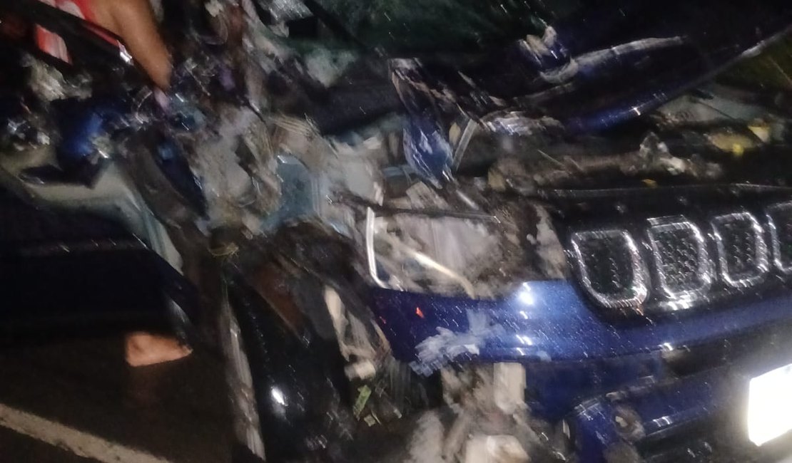 Colisão entre trator e carro deixa duas pessoas feridas em Maragogi