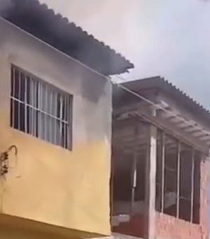 Incêndio atinge residência e vizinhos resgatam duas crianças em Rio Largo