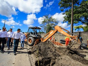 Prefeito vistoria obras de drenagem e pavimentação na Via Expressa