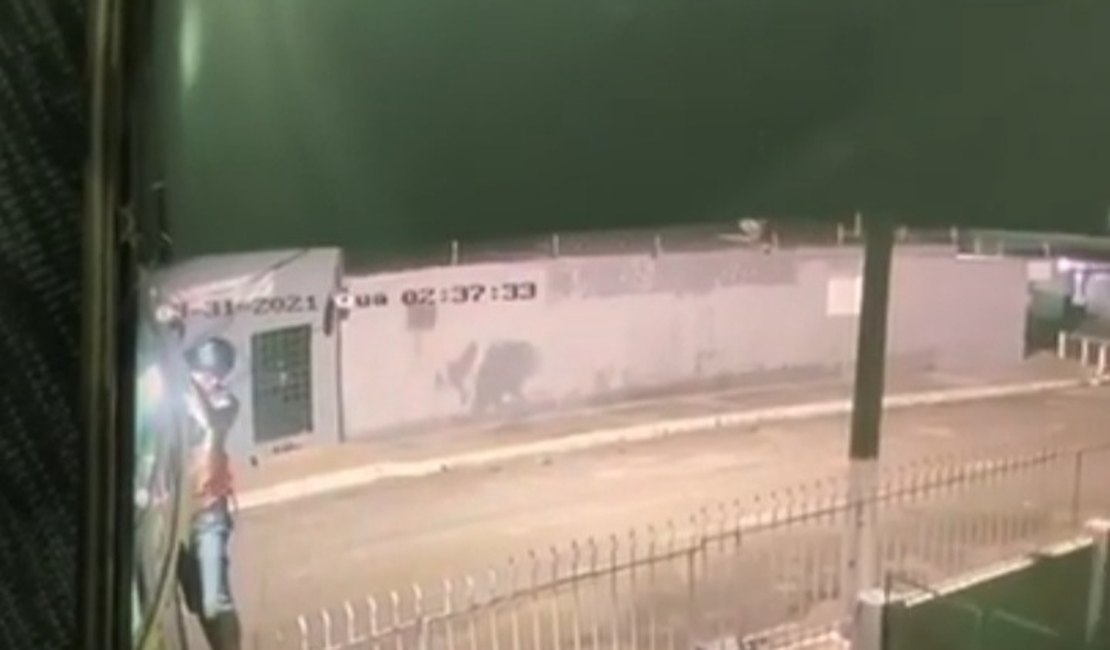 [Vídeo] Câmeras de segurança flagram homem furtando lâmpada de poste, no bairro Alto do Cruzeiro