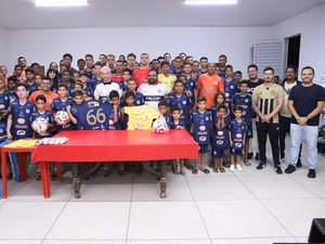 Atletas do Futuro vive dia emocionante com presença de ídolos e entrega de materiais a mais de 100 crianças