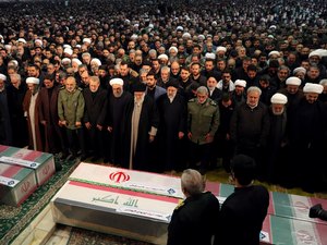 Ali Khamenei lidera multidão em homenagem a general iraniano em Teerã, no Irã