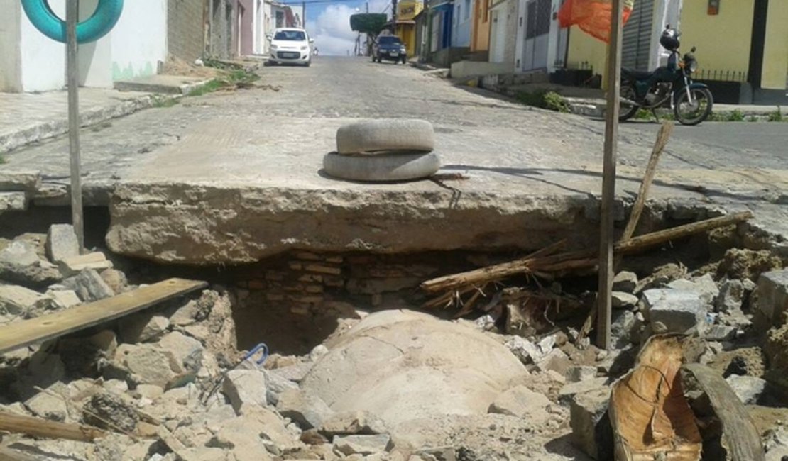 Há anos população sofre com ruas que ?estouram? quando chove