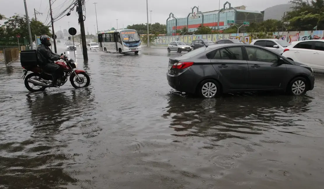 Frente fria derruba árvores e causa alagamentos no Rio de Janeiro