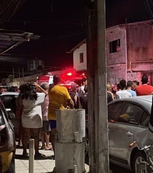 Vídeo mostra homem sendo baleado na Jatiúca; suspeitos continuam foragidos