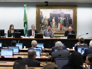 Após discussão, votação do Escola sem Partido em comissão é suspensa