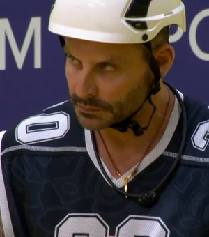 O que causa e como socorrer alguém em crise convulsiva, como Henri Castelli?