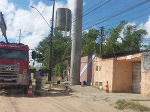 Poste bloqueia rampa de acessibilidade em frente à associação de deficientes 