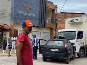 Caminhão e carro colidem na rodovia AL 101 Norte