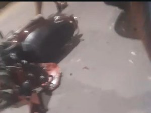 Suspeito fura abordagem, bate moto em carro no São Jorge e consegue fugir a pé