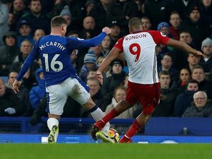 Futebol  inglês: jogador do Everton quebra a perna, e rival chora em campo