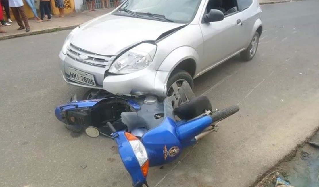 Colisão entre carro e moto deixa trânsito lento no bairro Brasília