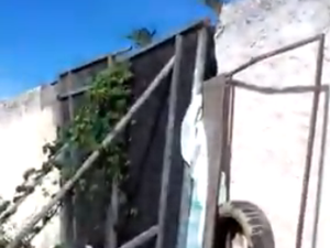 [Vídeo] Gestão ignora conserto de portão de escola caído há meses