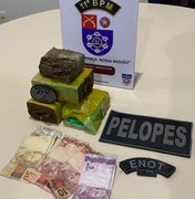 Blitz da PM flagra adolescente com drogas em van que seguia para Penedo