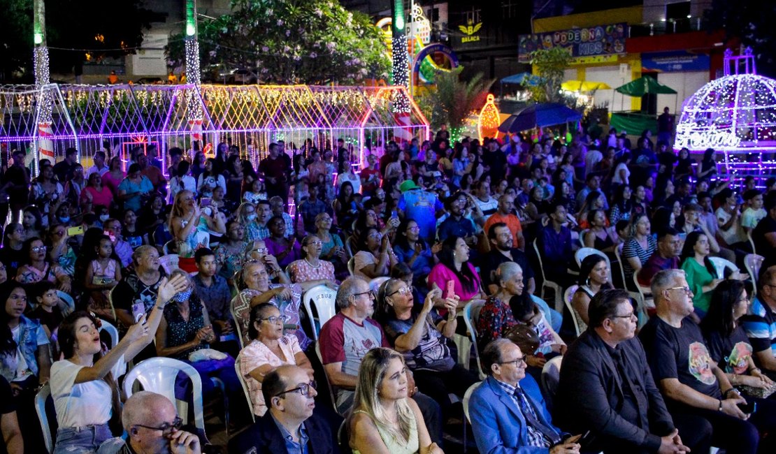 Louva Palmeira reúne centenas de evangélicos na Praça da Independência para adorar a Deus