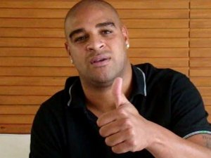 Adriano Imperador negocia com Le Havre, da segunda divisão da França