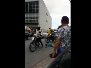 [Vídeo] Suspeito de praticar assaltos é linchado por populares em Maceió