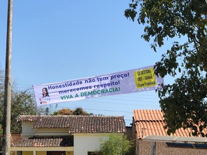 Faixa é colocada em apoio a servidora exonerada por denunciar 'voto casadinho'