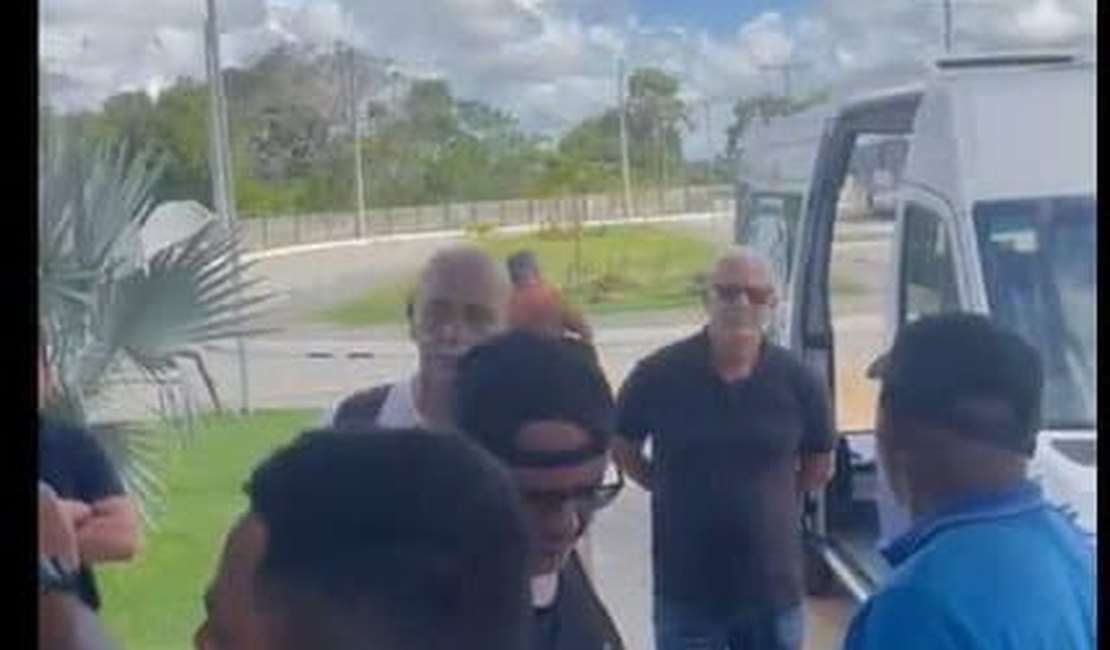 Protesto de funcionários por atraso de salários no CSA termina em tumulto e demissões