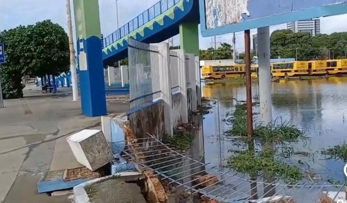 Muro do CEPA desaba após fortes chuvas em Maceió