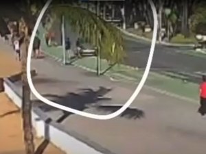 Vídeo mostra momento em que carro invade faixa e atinge corredora na orla de Ponta Verde