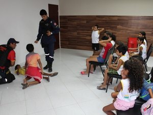 Bombeiros Civis realizam treinamento com crianças de Centro Esportivo