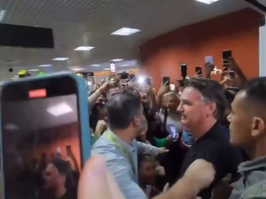 Bolsonaro é recebido por apoiadores no Aeroporto Zumbi dos Palmares