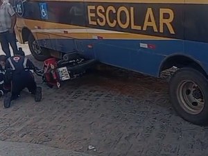 Motociclista fica ferido após colisão com ônibus escolar em Arapiraca