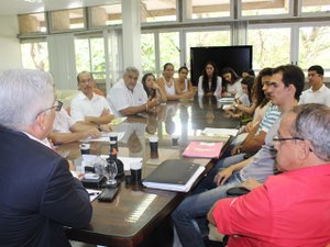 Reitor da Ufal recebe estudantes de Odontologia