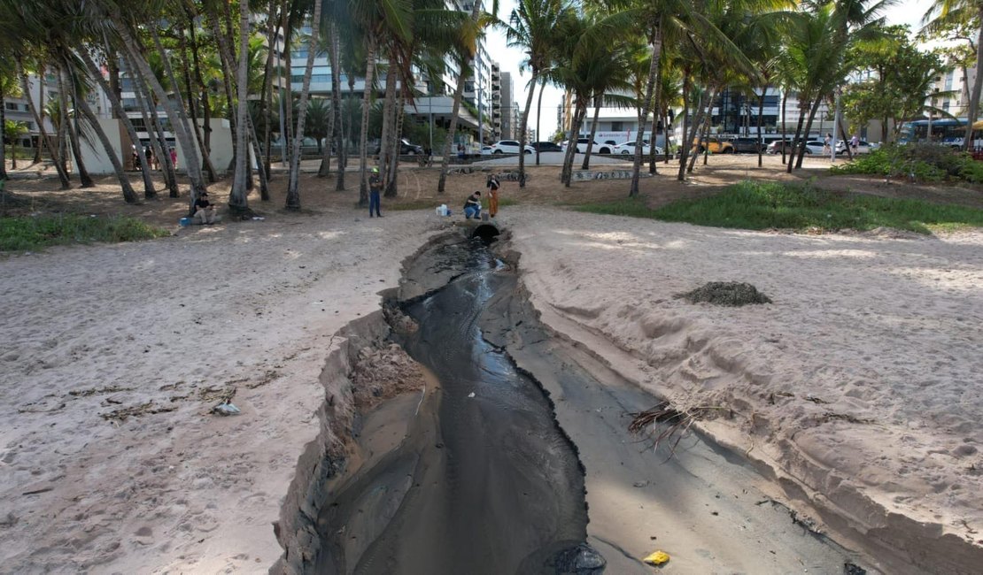 IMA/AL realiza análise em língua suja na praia da Ponta Verde