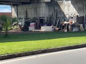 Cerca de 32 pessoas em situação de rua estão abrigadas embaixo do viaduto da PRF