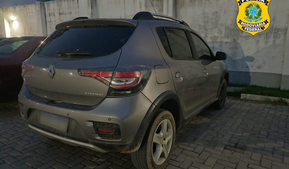Foragido da Justiça por homicídio é preso conduzindo carro clonado em Rio Largo