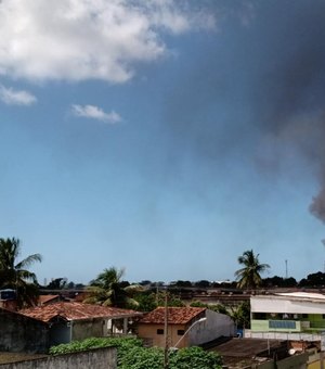 Incêndio destrói ônibus em garagem de empresa na parte alta de Maceió