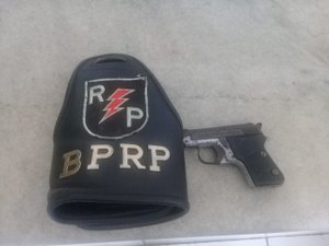 Populares confundem arma de fogo com simulacro e espancam suspeito de assalto