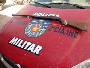Jovem é preso dentro de veículo com espingarda em Rio Largo