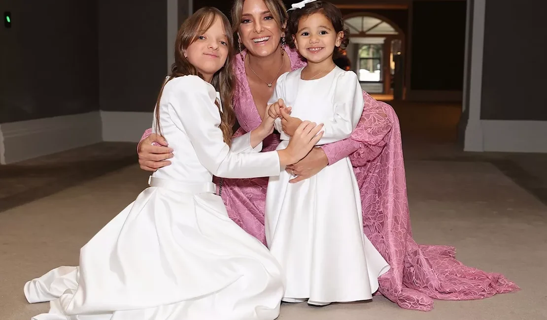 Ticiane Pinheiro posa com as filhas, Rafaella e Manuella, no casamento da irmã