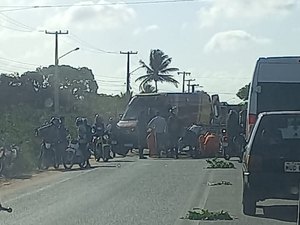 [Vídeo] Duas pessoas ficam feridas em colisão entre carro e moto na AL-115, em Arapiraca