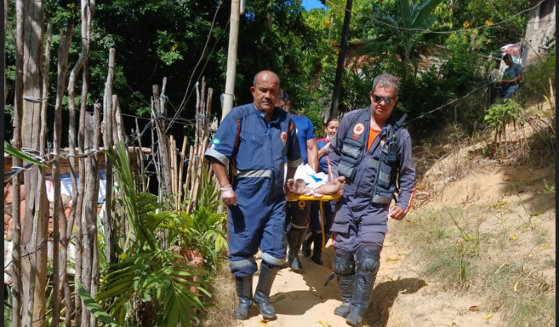 Homem acamado é resgatado em estado grave em área de difícil acesso no bairro Garça Torta em Maceió