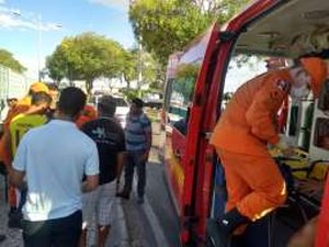 Homem é atropelado por moto ao tentar atravessar avenida na Ponta Verde